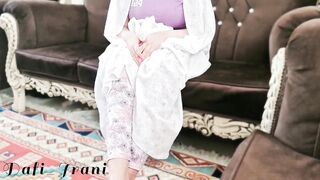 همسایه سکسی و حشریمون اومد خونه گفت من کسی رو ندارم میخوام کیرتو ببینم و…سکس طولانی(مکالمه فارسی)